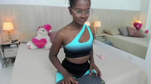Mara Sinclair online show from June 12, 2026, 7:35 pm