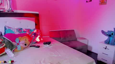 maralinette22 online show from January 18, 2025, 7:37 pm