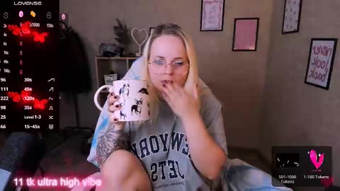 Snapshot of marcelinepeach chatting on March 1, 2025, 6:32 pm Sara online show from March 1, 2025, 6:32 pm