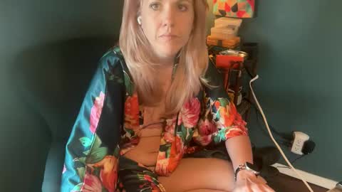 Elle online show from October 22, 2025, 3:34 pm