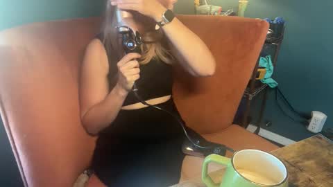 Elle online show from November 6, 2025, 1:45 pm