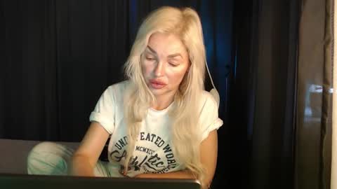 Snapshot of margoo_77 chatting on October 12, 2025, 2:43 am Margoo online show from October 12, 2025, 2:43 am