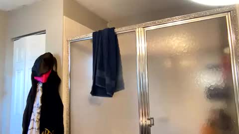 Mari Bee online show from March 17, 2026, 10:35 pm