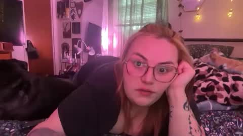 maroon_moon online show from April 22, 2026, 10:44 pm