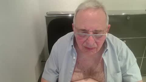 martin_1947 online show from April 9, 2026, 9:53 pm
