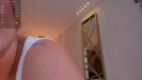 Snapshot of martinnabonnet chatting on December 17, 2024, 4:21 pm Martinna Bonnet online show from December 17, 2024, 4:21 pm