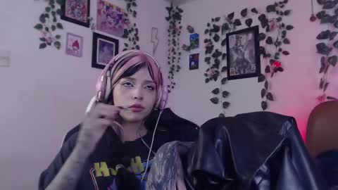 Snapshot of mary_janness chatting on January 2, 2025, 6:34 pm                      100   online show from January 2, 2025, 6:34 pm