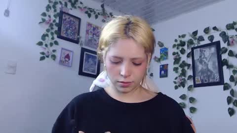 Snapshot of mary_janness chatting on January 12, 2025, 5:03 am                      100   online show from January 12, 2025, 5:03 am