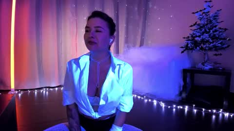 Julia online show from November 18, 2025, 10:25 pm