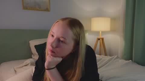 Snapshot of marylouiselidbom chatting on December 5, 2025, 1:47 am Laura online show from December 5, 2025, 1:47 am