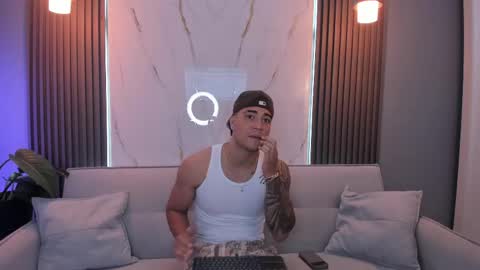 massimo_ross online show from April 15, 2026, 10:55 am