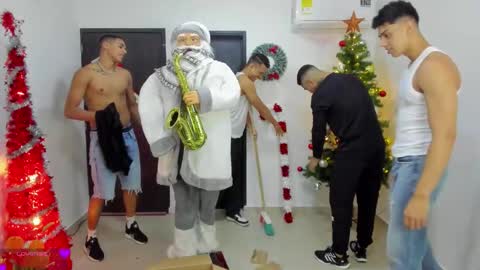 Snapshot of masters_sexx chatting on December 4, 2025, 11:41 am Team Cris Darwin- Fernando- Stiven- David online show from December 4, 2025, 11:41 am