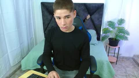 Snapshot of matiii18 chatting on September 12, 2025, 1:22 pm Mati online show from September 12, 2025, 1:22 pm