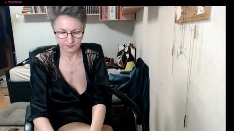 maturekate online show from October 13, 2025, 6:35 am