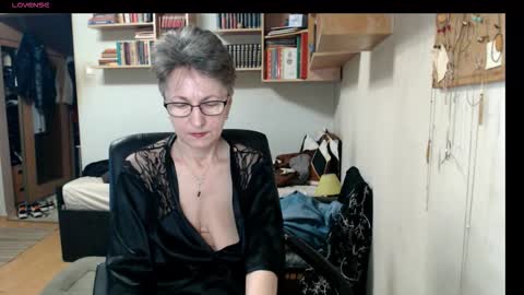 maturekate online show from October 18, 2025, 5:32 am