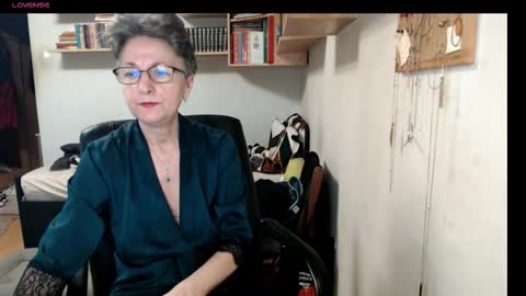 maturekate online show from October 24, 2025, 6:43 am