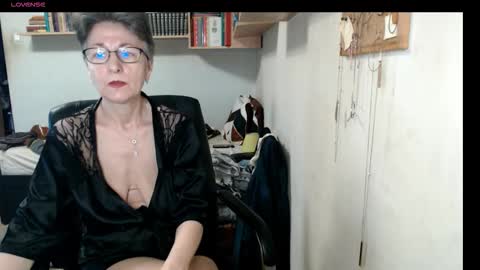 maturekate online show from November 1, 2025, 7:32 am