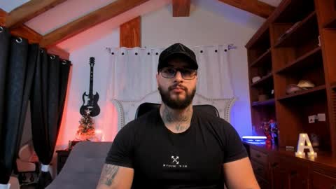 Snapshot of max_dic1 chatting on December 4, 2025, 11:19 am max D. online show from December 4, 2025, 11:19 am