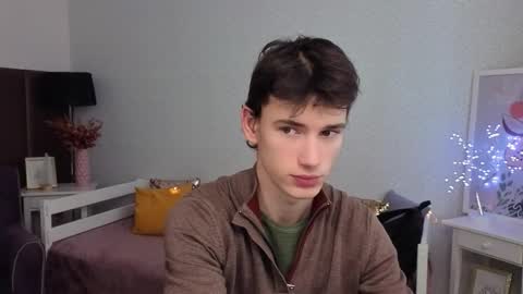 Snapshot of max_foks chatting on December 18, 2025, 8:20 am Max online show from December 18, 2025, 8:20 am