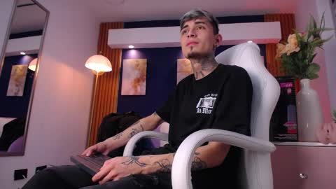 Snapshot of max_hader chatting on April 1, 2026, 12:44 am Max online show from April 1, 2026, 12:44 am