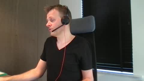 Snapshot of max_straight_1 chatting on February 4, 2025, 1:27 pm Max take off clothes online show from February 4, 2025, 1:27 pm