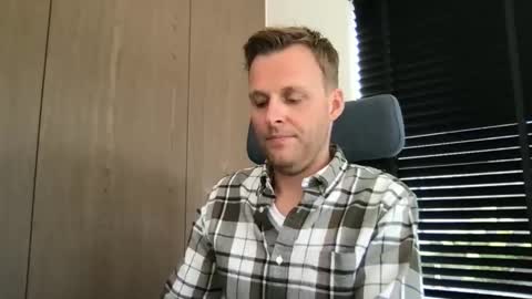 Snapshot of max_straight_1 chatting on September 30, 2025, 9:25 am Max take off clothes online show from September 30, 2025, 9:25 am