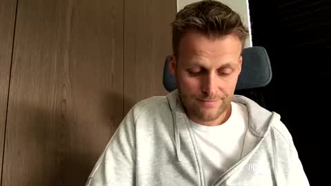 Snapshot of max_straight_1 chatting on December 19, 2025, 1:18 pm Max take off clothes online show from December 19, 2025, 1:18 pm