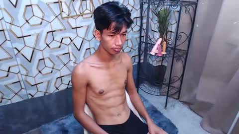 Reyn online show from February 24, 2025, 11:52 pm