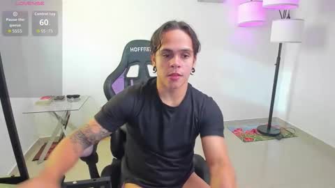 maximiliano_scoott_ online show from November 5, 2025, 9:15 pm