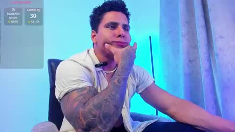 Snapshot of maximoscott_ chatting on March 7, 2025, 6:43 pm Maximoscott online show from March 7, 2025, 6:43 pm