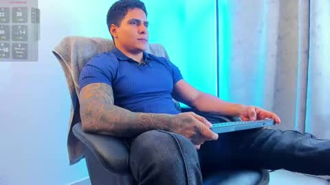 Snapshot of maximoscott_ chatting on March 8, 2025, 11:18 pm Maximoscott online show from March 8, 2025, 11:18 pm