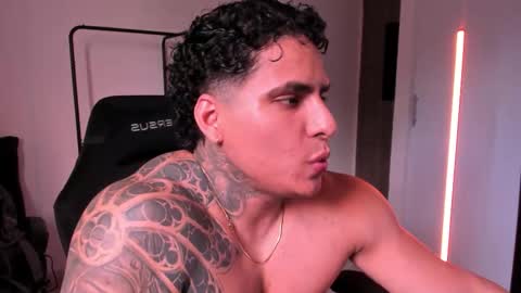 Snapshot of maximoscott_ chatting on November 22, 2025, 8:19 pm Maximoscott online show from November 22, 2025, 8:19 pm