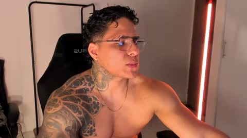 Snapshot of maximoscott_ chatting on November 23, 2025, 11:59 pm Maximoscott online show from November 23, 2025, 11:59 pm