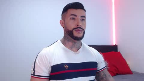 Independent Model online show from November 11, 2025, 4:45 am