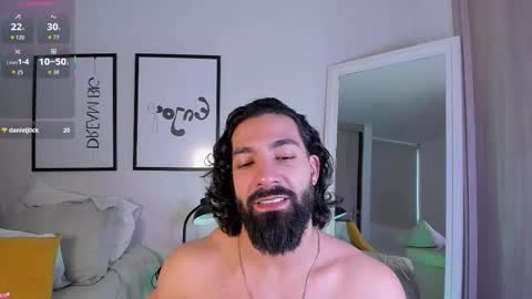 Max online show from December 3, 2025, 10:08 pm