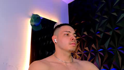 MAX online show from November 5, 2025, 9:59 pm