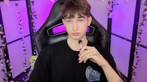 Snapshot of maxwellchiik chatting on November 25, 2025, 12:38 pm Max online show from November 25, 2025, 12:38 pm