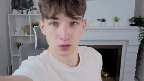 Snapshot of maxwellchiik chatting on November 26, 2025, 12:39 pm Max online show from November 26, 2025, 12:39 pm