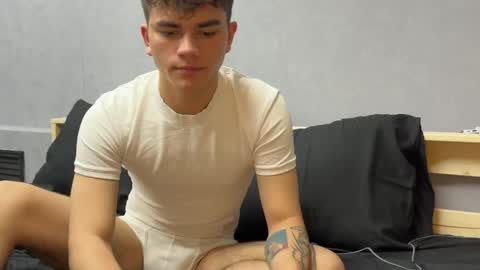 Snapshot of maxwoolf chatting on May 11, 2026, 4:04 pm Max online show from May 11, 2026, 4:04 pm