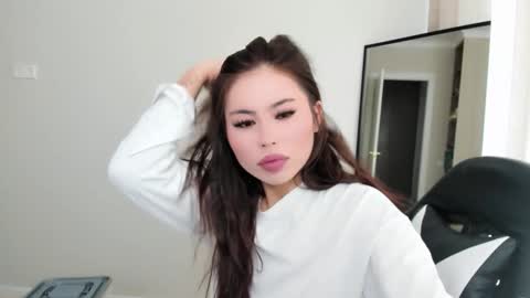 Mia online show from October 26, 2025, 4:29 am