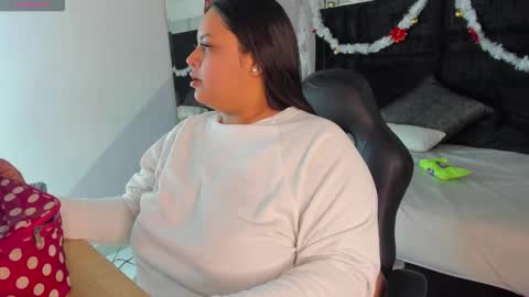 Snapshot of mayacurvy chatting on December 23, 2025, 4:21 am MAY online show from December 23, 2025, 4:21 am