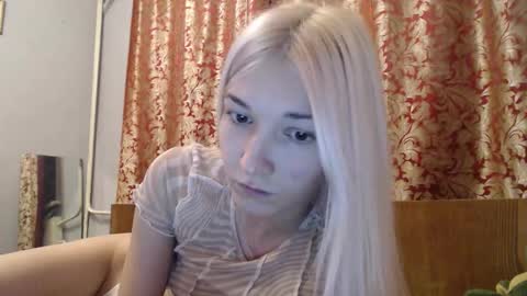 Snapshot of maybe_doll chatting on November 12, 2025, 5:02 pm maybe_doll online show from November 12, 2025, 5:02 pm