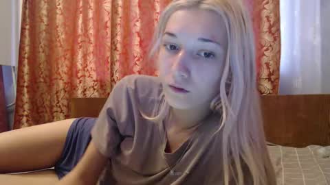 Snapshot of maybe_doll chatting on November 15, 2025, 10:34 am maybe_doll online show from November 15, 2025, 10:34 am