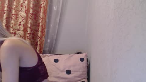 Snapshot of maybe_doll chatting on November 27, 2025, 9:50 pm maybe_doll online show from November 27, 2025, 9:50 pm