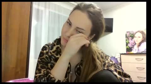 meadoweyes_ online show from November 30, 2025, 4:33 pm