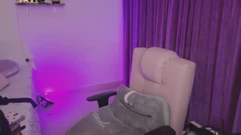                 Laura                 online show from January 14, 2025, 3:32 am