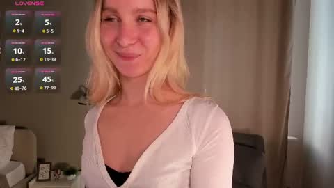Snapshot of meganhenns chatting on June 26, 2026, 3:16 pm Elly online show from June 26, 2026, 3:16 pm