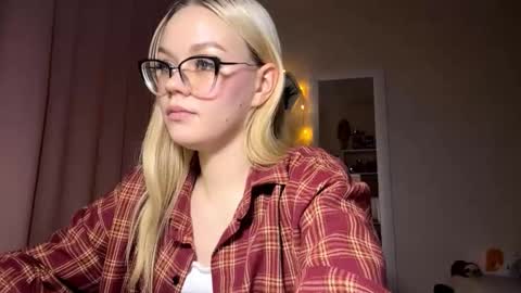 Mia online show from March 11, 2026, 3:18 pm