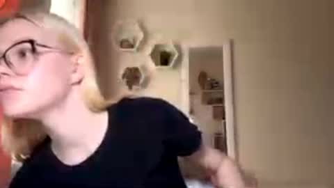 Mia online show from April 10, 2026, 1:16 pm