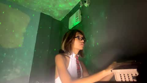 melahnie051002 online show from February 10, 2026, 4:16 am